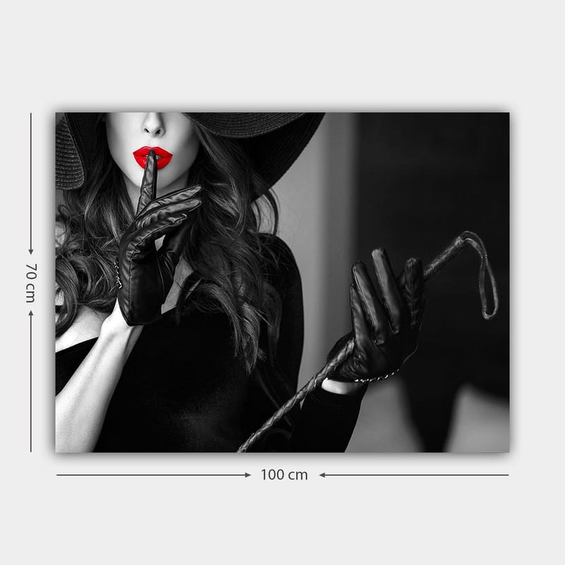 Lerretsbilde 70x100 cm - Mystisk kvinne med rød leppestift som holder en finger mot leppene i en suggestiv positur - Rød / Svart - Innredning - Bilder & kunst - Lerretsbilder