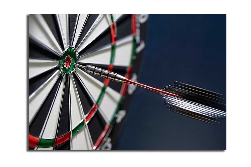 Lerretsbilde 70x100 cm - Nærbilde av en dartskive med en pil som treffer midtpunktet - Grønn / Rød / Svart - Innredning - Bilder & kunst - Lerretsbilder