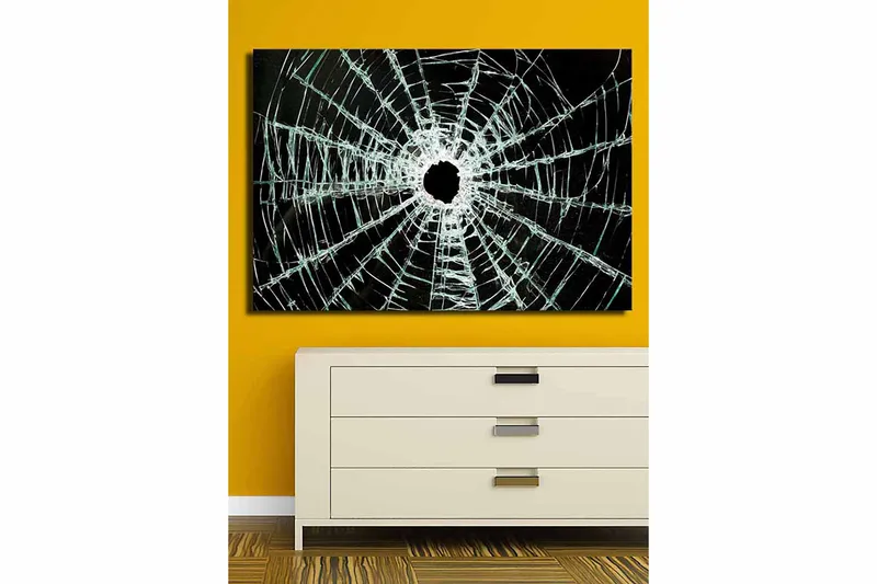 Lerretsbilde 70x100 cm - Nærbilde av en sprukket glassrute med et hull i midten og sprekker som strekker seg utover - Svart / Gjennomsiktig - Innredning - Bilder & kunst - Lerretsbilder