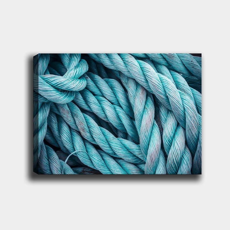 Lerretsbilde 70x100 cm - Nærbilde av sammenflettede tau som skaper en dynamisk og teksturert komposisjon - Turkis / Lys blå - Innredning - Bilder & kunst - Lerretsbilder