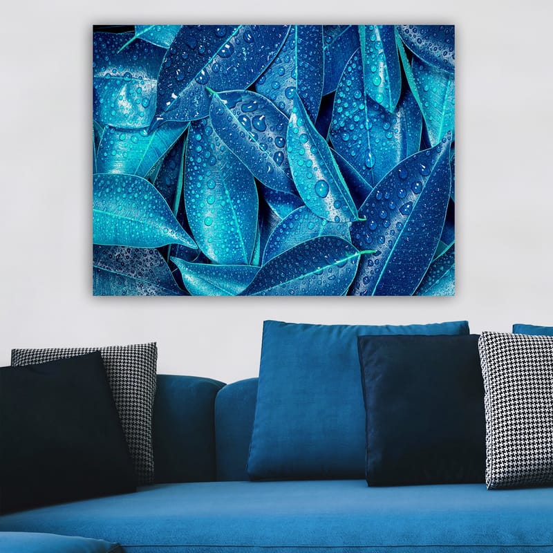 Lerretsbilde 70x100 cm - Nærbilde av vanndråper på grønne blader som skaper en frisk og livlig følelse - Blå / Turkis - Innredning - Bilder & kunst - Lerretsbilder