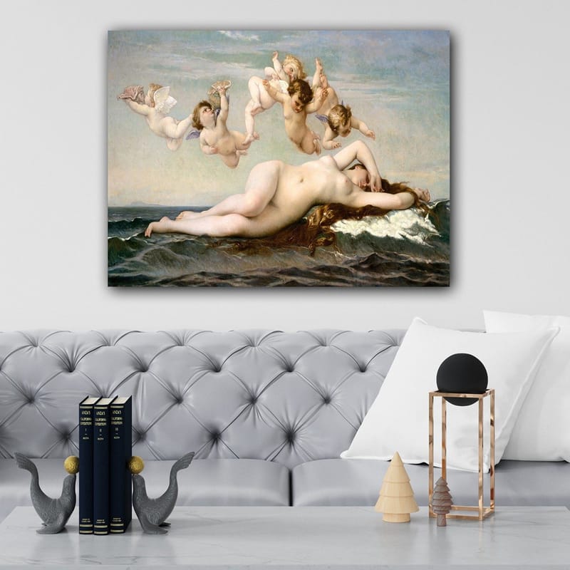 Lerretsbilde 70x100 cm - Naken kvinne liggende på havets bølger omgitt av lekne engler - Beige / Himmelblå / Sjøgrønn - Innredning - Bilder & kunst - Lerretsbilder