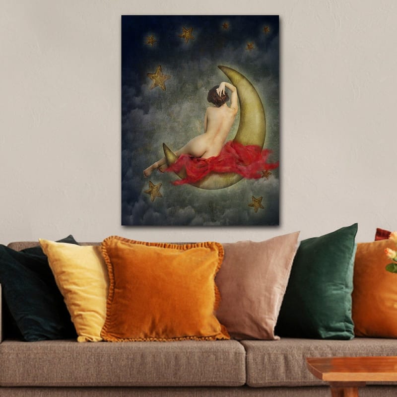 Lerretsbilde 70x100 cm - Naken kvinne sittende på en halvmåne omgitt av stjerner og skyer - Gull / Rød / Beige - Innredning - Bilder & kunst - Lerretsbilder