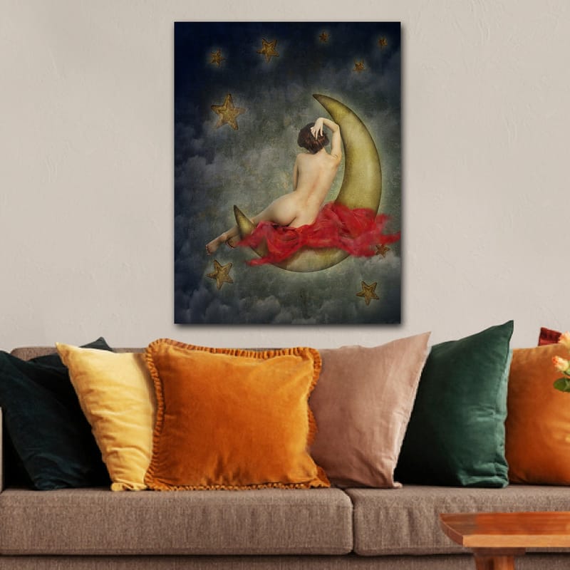 Lerretsbilde 70x100 cm - Naken kvinne sittende på en halvmåne omgitt av stjerner og skyer - Gull / Rød / Beige - Innredning - Bilder & kunst - Lerretsbilder