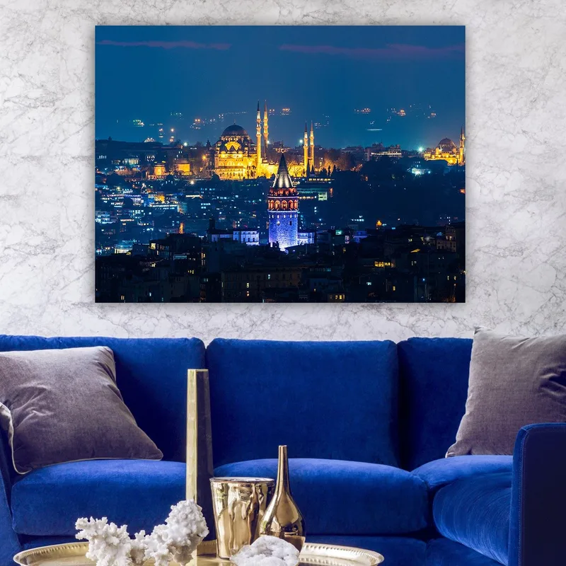 Lerretsbilde 70x100 cm - Nattutsikt over Istanbul med fremtredende historiske bygninger og lys som lyser opp byen - Mørk blå / Gull / Lilla - Innredning - Bilder & kunst - Lerretsbilder