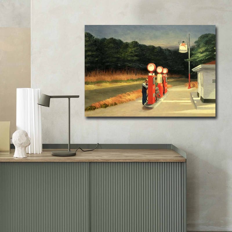 Lerretsbilde 70x100 cm - Nostalgisk bensinstasjon med vintagepumper i naturskjønne omgivelser - Rød / Grønn / Blå - Innredning - Bilder & kunst - Lerretsbilder