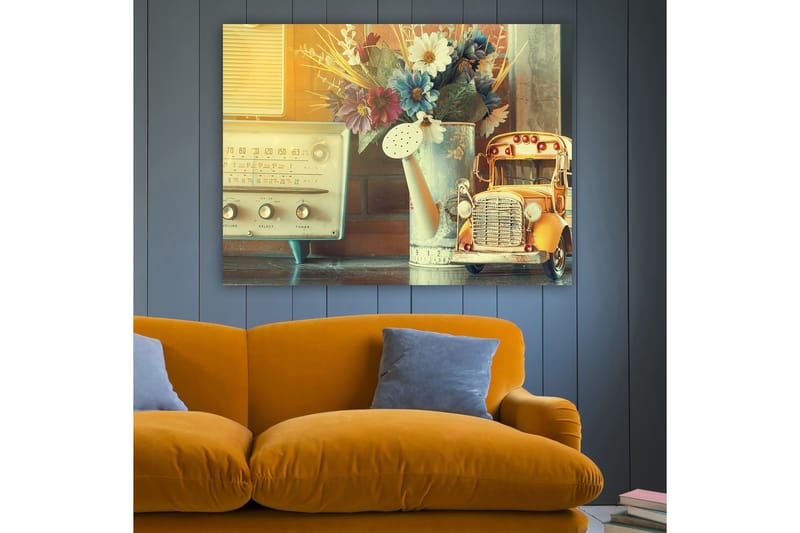 Lerretsbilde 70x100 cm - Nostalgisk stillhet med en gammeldags radio, en vannkanne og en lekebil i et sjarmerende interiør - Gul / Blå / Hvit - Innredning - Bilder & kunst - Lerretsbilder