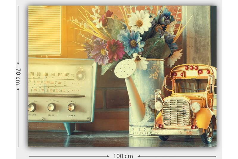 Lerretsbilde 70x100 cm - Nostalgisk stillhet med en gammeldags radio, en vannkanne og en lekebil i et sjarmerende interiør - Gul / Blå / Hvit - Innredning - Bilder & kunst - Lerretsbilder