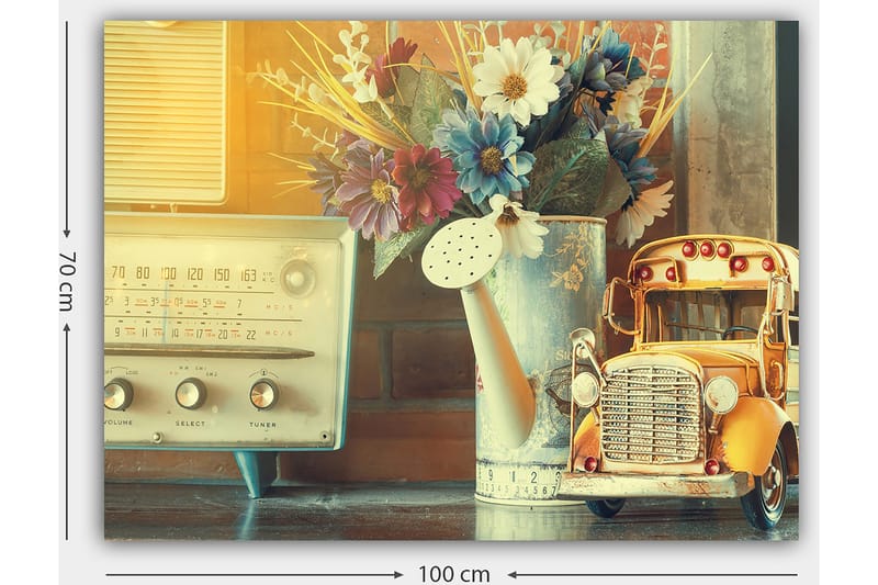 Lerretsbilde 70x100 cm - Nostalgisk stillhet med en gammeldags radio, en vannkanne og en lekebil i et sjarmerende interiør - Gul / Blå / Hvit - Innredning - Bilder & kunst - Lerretsbilder