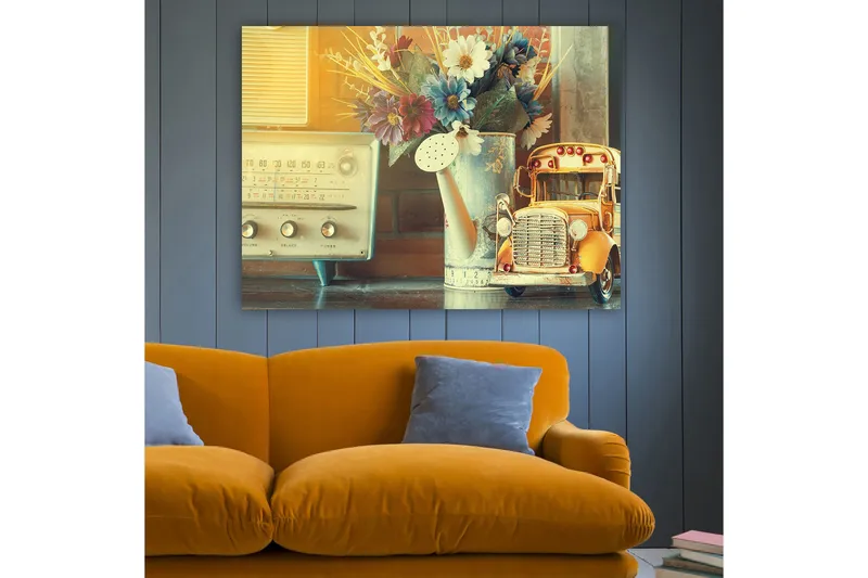 Lerretsbilde 70x100 cm - Nostalgisk stillhet med en gammeldags radio, en vannkanne og en lekebil i et sjarmerende interiør - Gul / Blå / Hvit - Innredning - Bilder & kunst - Lerretsbilder