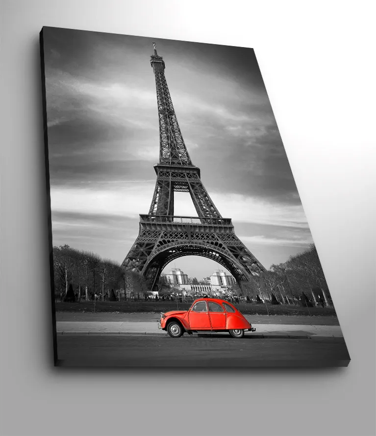 Lerretsbilde 70x100 cm - Rød bil foran Eiffeltårnet i svart-hvitt, Rød / Svart / Grå