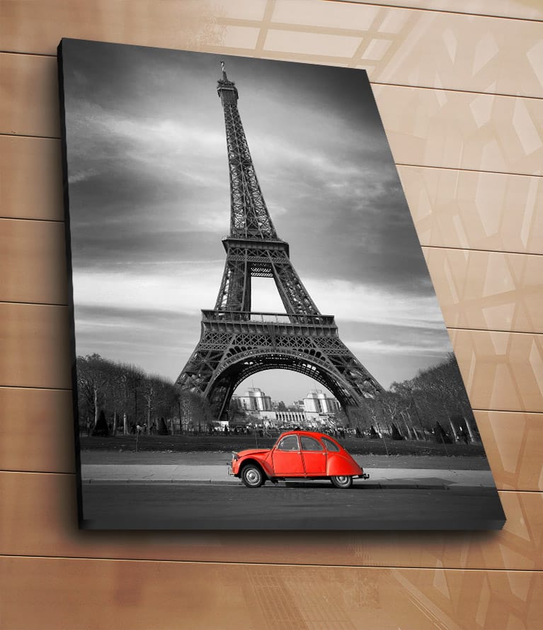 Lerretsbilde 70x100 cm - Rød bil foran Eiffeltårnet i svart-hvitt - Rød / Svart / Grå - Innredning - Bilder & kunst - Lerretsbilder