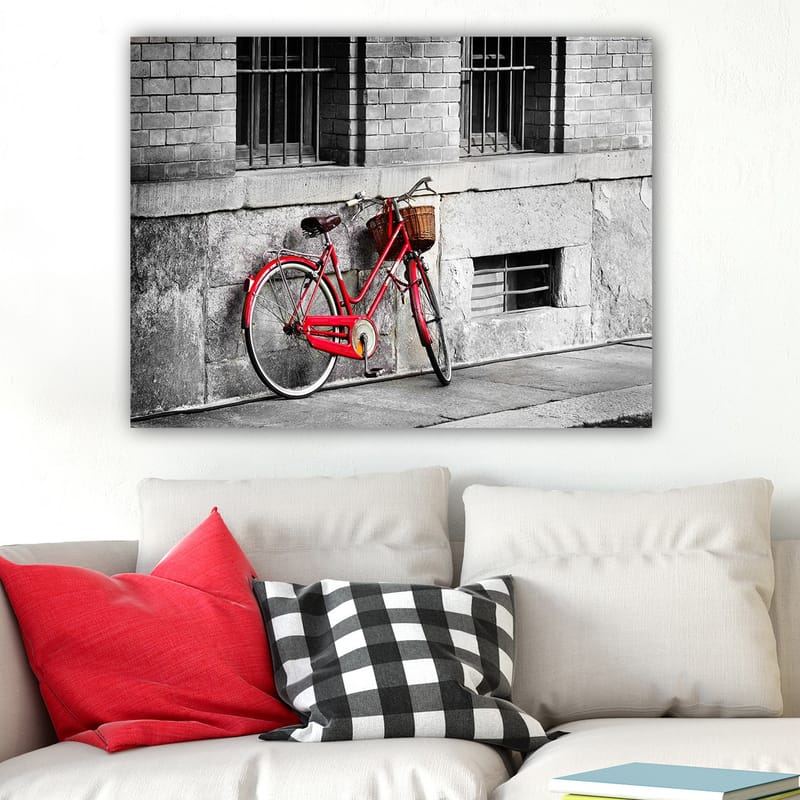 Lerretsbilde 70x100 cm - Rød sykkel lent mot en grå vegg i et urbant miljø - Rød / Grå - Innredning - Bilder & kunst - Lerretsbilder