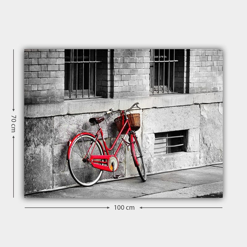Lerretsbilde 70x100 cm - Rød sykkel lent mot en grå vegg i et urbant miljø - Rød / Grå - Innredning - Bilder & kunst - Lerretsbilder