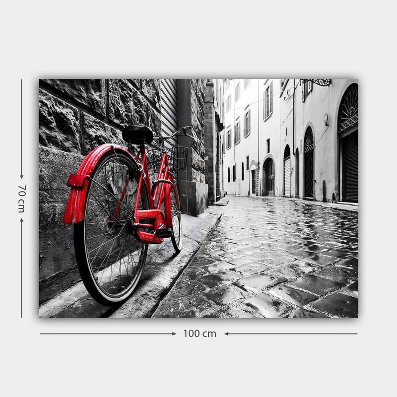 Lerretsbilde 70x100 cm - Rød sykkel lent mot en vegg i et svart-hvitt bymiljø - Rød / Svart / Grå - Innredning - Bilder & kunst - Lerretsbilder