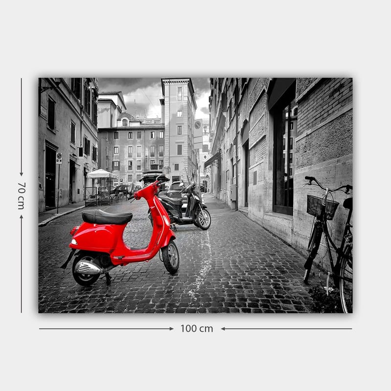Lerretsbilde 70x100 cm - Røde sparkesykkelstativer i et svart-hvitt bymiljø med brosteinsgater og bygninger - Rød / Svart / Grå - Innredning - Bilder & kunst - Lerretsbilder