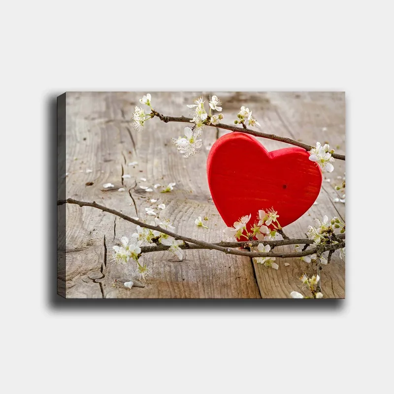 Lerretsbilde 70x100 cm - Rødt hjerte omgitt av blomster på en treflate - Rød / Hvit - Innredning - Bilder & kunst - Lerretsbilder