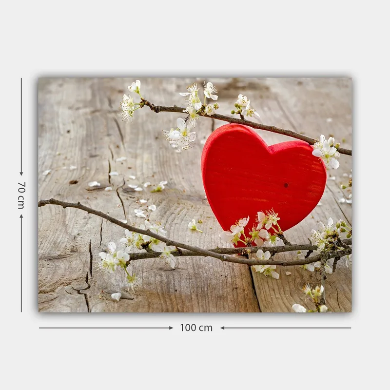Lerretsbilde 70x100 cm - Rødt hjerte omgitt av blomster på en treflate - Rød / Hvit - Innredning - Bilder & kunst - Lerretsbilder