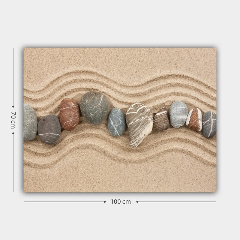 Lerretsbilde 70x100 cm - Rad med glatte steiner plassert på en sandoverflate med bølgete mønstre - Sandbeige / Grå / Rødbrun - Innredning - Bilder & kunst - Lerretsbilder