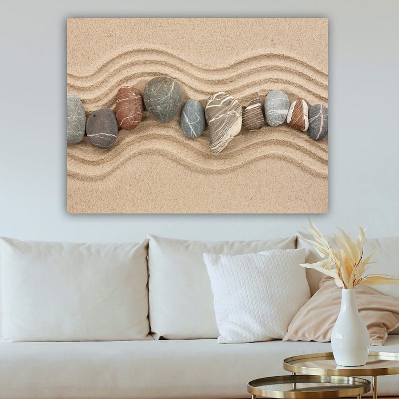 Lerretsbilde 70x100 cm - Rad med glatte steiner plassert på en sandoverflate med bølgete mønstre - Sandbeige / Grå / Rødbrun - Innredning - Bilder & kunst - Lerretsbilder