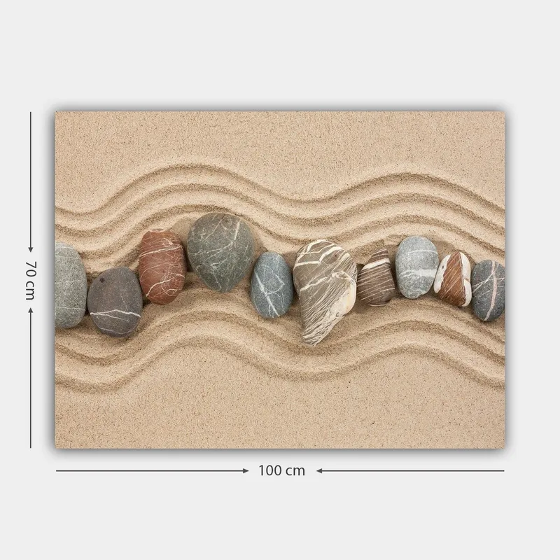 Lerretsbilde 70x100 cm - Rad med glatte steiner plassert på en sandoverflate med bølgete mønstre - Sandbeige / Grå / Rødbrun - Innredning - Bilder & kunst - Lerretsbilder