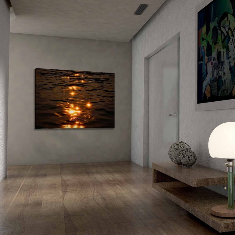 Lerretsbilde 70x100 cm - Refleksjoner av sollys på en stille vannoverflate - Gull / Mørk brun - Innredning - Bilder & kunst - Lerretsbilder