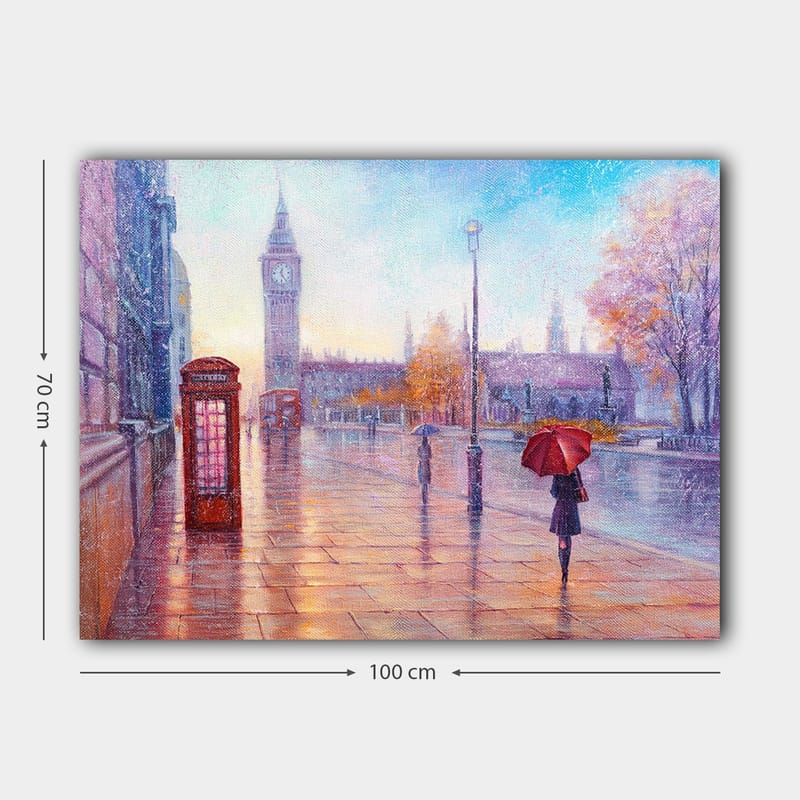 Lerretsbilde 70x100 cm - Regnfullt bybilde med en rød telefonkiosk og en person med en rød paraply som går langs en våt gate - Rød / Blå / Oransje - Innredning - Bilder & kunst - Lerretsbilder