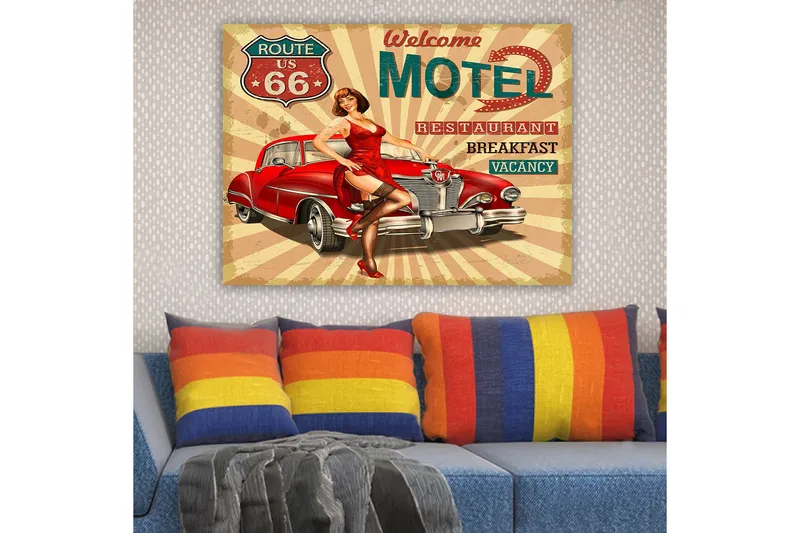 Lerretsbilde 70x100 cm - Retroinspirert plakat med en kvinne i rød kjole som poserer ved en klassisk rød bil - Rød / Svart / Beige - Innredning - Bilder & kunst - Lerretsbilder