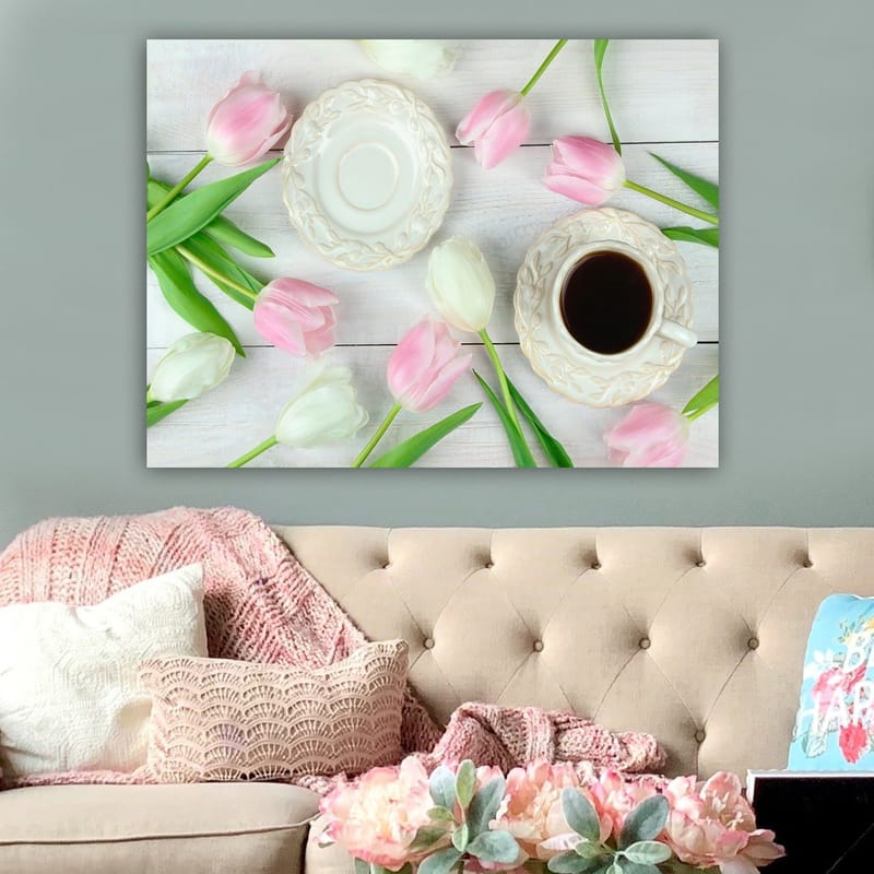Lerretsbilde 70x100 cm - Rolig borddekking med en kopp kaffe og tulipaner i rosa og hvitt - Rosa / Hvit / Grønn - Innredning - Bilder & kunst - Lerretsbilder