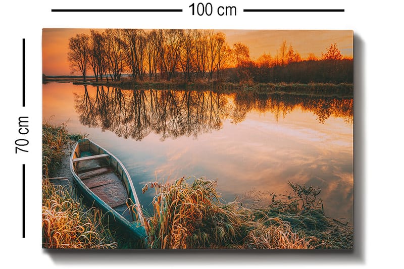 Lerretsbilde 70x100 cm - Rolig innsjø med båt på bredden i en vakker solnedgang - Oransje / Grønn / Brun - Innredning - Bilder & kunst - Lerretsbilder