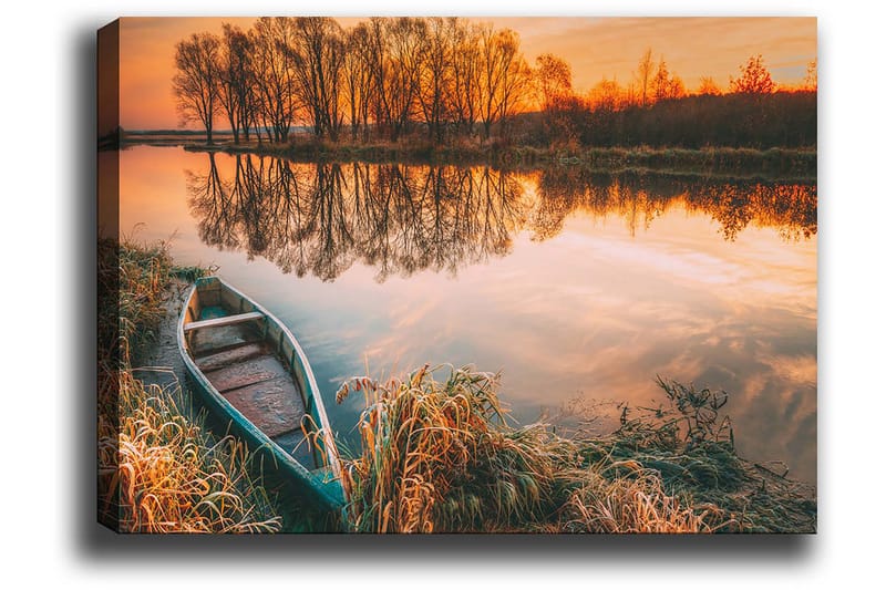 Lerretsbilde 70x100 cm - Rolig innsjø med båt på bredden i en vakker solnedgang - Oransje / Grønn / Brun - Innredning - Bilder & kunst - Lerretsbilder