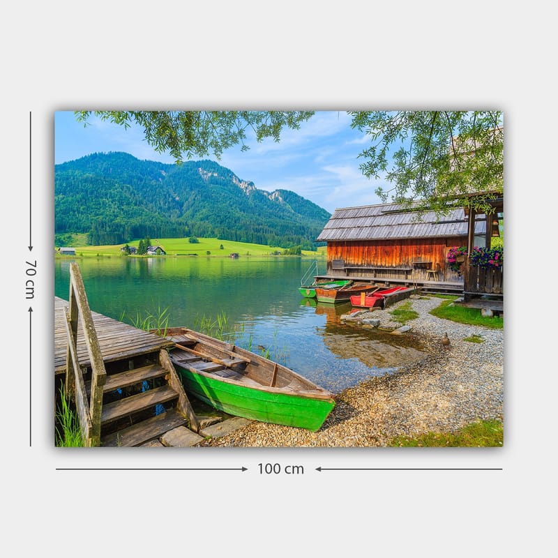 Lerretsbilde 70x100 cm - Rolig innsjø med fargerike båter ved en trebrygge og omkringliggende grønne fjell - Grønn / Blå / Brun - Innredning - Bilder & kunst - Lerretsbilder