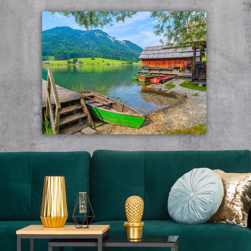 Lerretsbilde 70x100 cm - Rolig innsjø med fargerike båter ved en trebrygge og omkringliggende grønne fjell - Grønn / Blå / Brun - Innredning - Bilder & kunst - Lerretsbilder