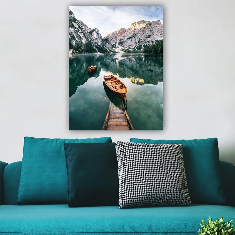 Lerretsbilde 70x100 cm - Rolig innsjø med to trebåter omgitt av majestetiske fjell og frodig skog - Grønn / Brun / Blå - Innredning - Bilder & kunst - Lerretsbilder