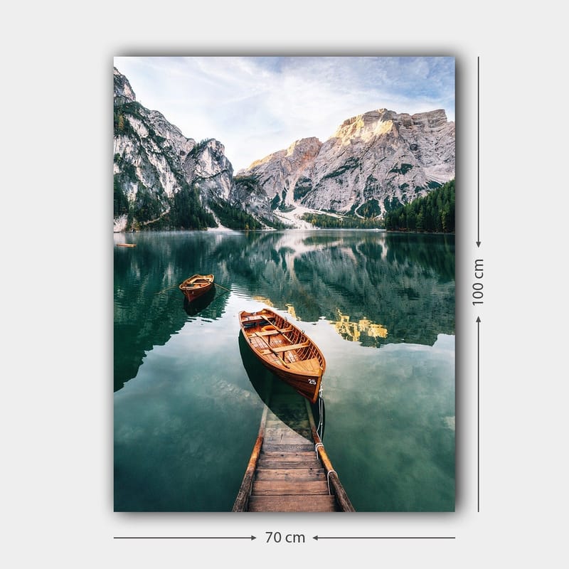 Lerretsbilde 70x100 cm - Rolig innsjø med to trebåter omgitt av majestetiske fjell og frodig skog - Grønn / Brun / Blå - Innredning - Bilder & kunst - Lerretsbilder