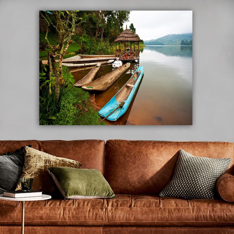 Lerretsbilde 70x100 cm - Rolig innsjø med tradisjonelle kanoer og en paviljong omgitt av grøntområder - Blå / Brun / Grønn - Innredning - Bilder & kunst - Lerretsbilder