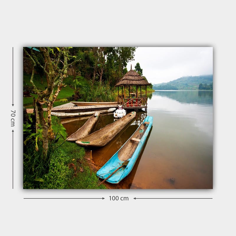 Lerretsbilde 70x100 cm - Rolig innsjø med tradisjonelle kanoer og en paviljong omgitt av grøntområder - Blå / Brun / Grønn - Innredning - Bilder & kunst - Lerretsbilder