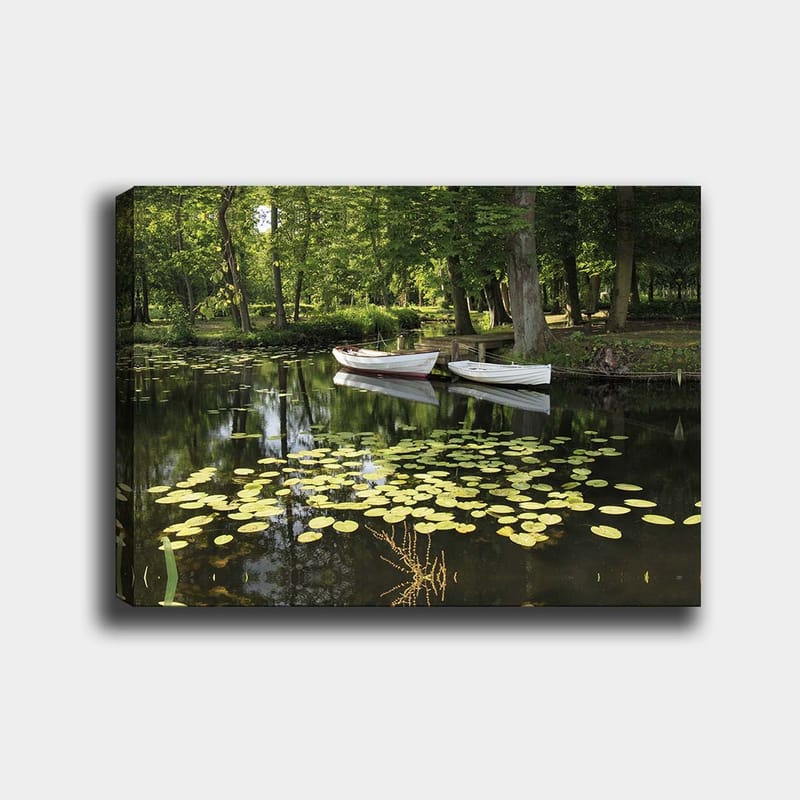 Lerretsbilde 70x100 cm - Rolig innsjø med vannliljer og to hvite båter som flyter på overflaten - Grønn / Gul / Hvit - Innredning - Bilder & kunst - Lerretsbilder