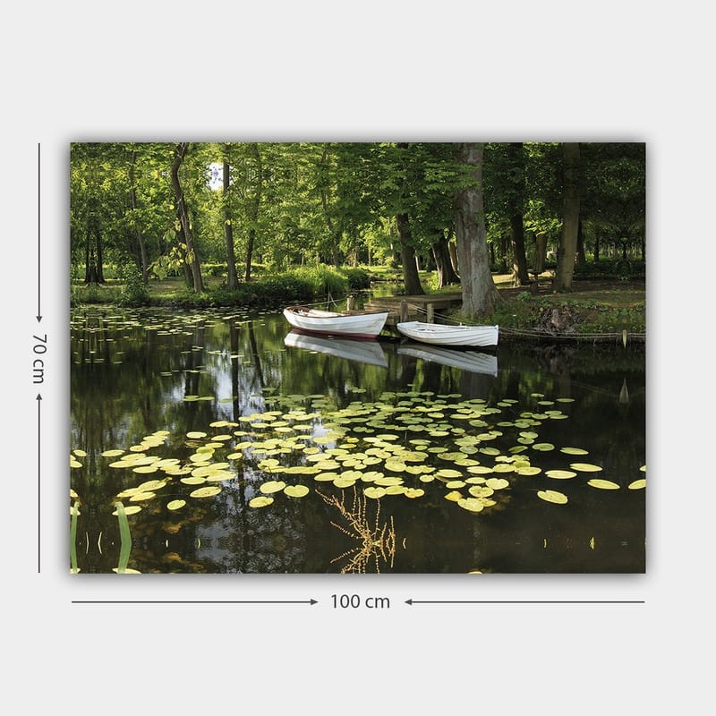 Lerretsbilde 70x100 cm - Rolig innsjø med vannliljer og to hvite båter som flyter på overflaten - Grønn / Gul / Hvit - Innredning - Bilder & kunst - Lerretsbilder