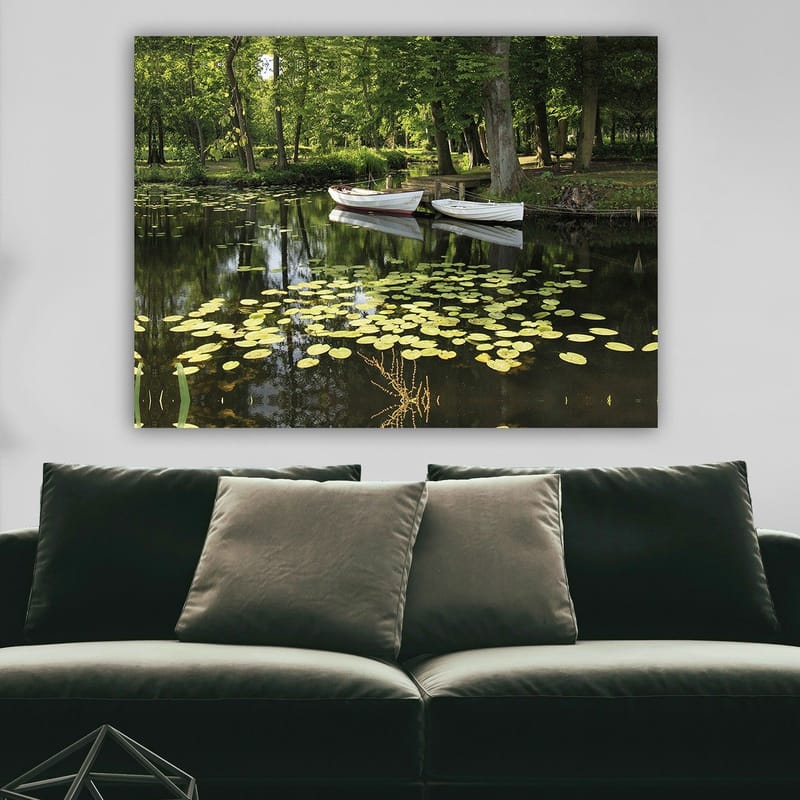 Lerretsbilde 70x100 cm - Rolig innsjø med vannliljer og to hvite båter som flyter på overflaten - Grønn / Gul / Hvit - Innredning - Bilder & kunst - Lerretsbilder