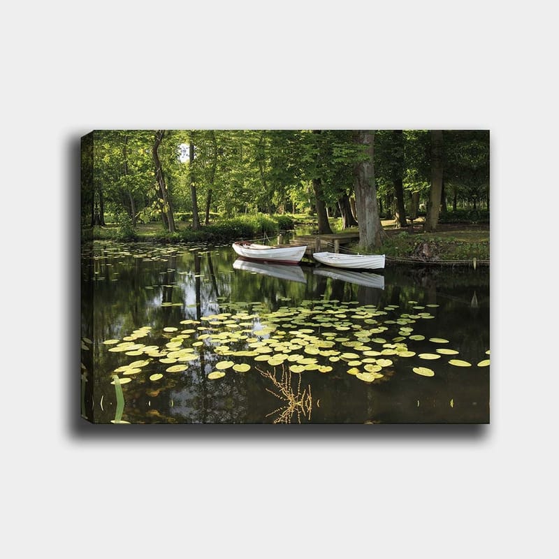Lerretsbilde 70x100 cm - Rolig innsjø med vannliljer og to hvite båter som flyter på overflaten - Grønn / Gul / Hvit - Innredning - Bilder & kunst - Lerretsbilder