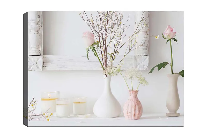 Lerretsbilde 70x100 cm - Rolig komposisjon av blomster i forskjellige vaser med en romantisk følelse, Lys rosa / Hvit / Beige