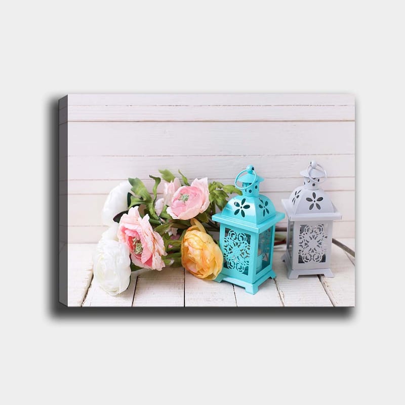 Lerretsbilde 70x100 cm - Rolig komposisjon av blomster og lykter i pastellfarger, Lys blå / Rosa / Gul