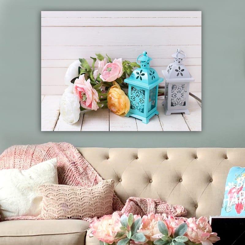Lerretsbilde 70x100 cm - Rolig komposisjon av blomster og lykter i pastellfarger - Lys blå / Rosa / Gul - Innredning - Bilder & kunst - Lerretsbilder