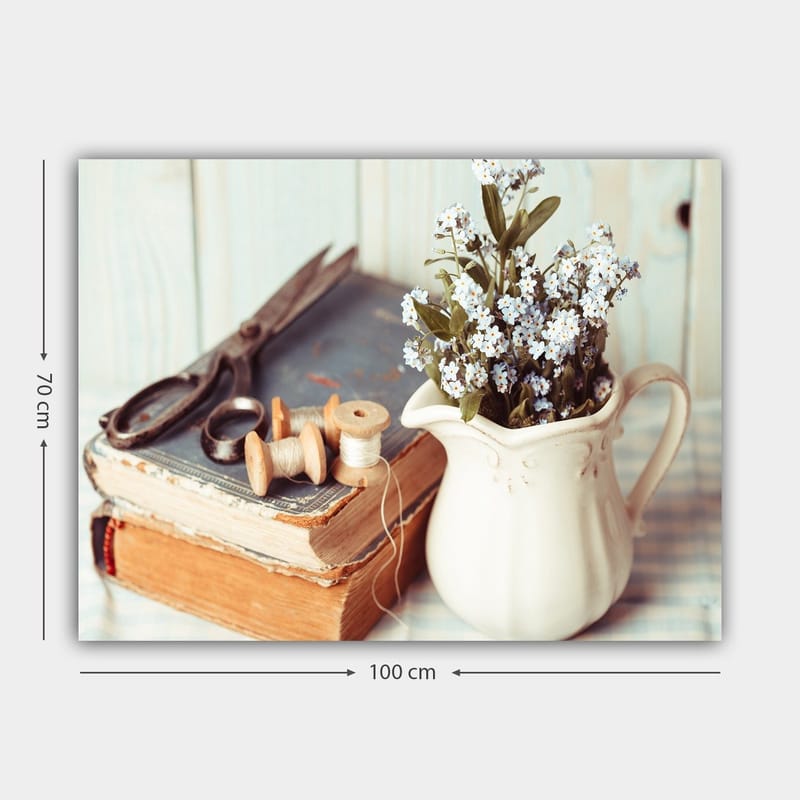 Lerretsbilde 70x100 cm - Rolig komposisjon av en mugge med blomster, en bok og syverktøy - Lys blå / Beige / Grønn - Innredning - Bilder & kunst - Lerretsbilder