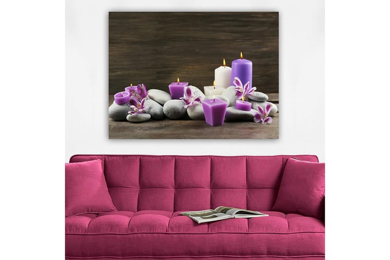 Lerretsbilde 70x100 cm - Rolig komposisjon av stearinlys og steiner med lilla og hvite lys omgitt av blomster - Lilla / Hvit / Grå - Innredning - Bilder & kunst - Lerretsbilder