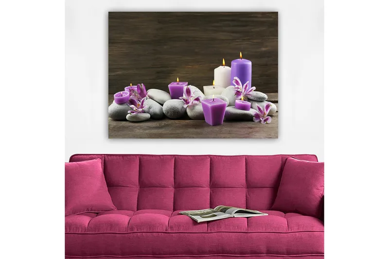 Lerretsbilde 70x100 cm - Rolig komposisjon av stearinlys og steiner med lilla og hvite lys omgitt av blomster - Lilla / Hvit / Grå - Innredning - Bilder & kunst - Lerretsbilder