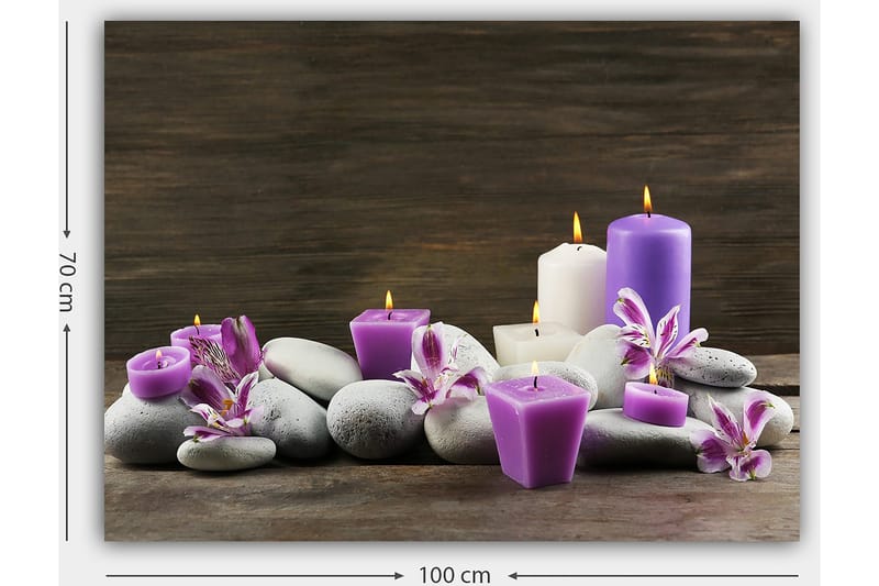 Lerretsbilde 70x100 cm - Rolig komposisjon av stearinlys og steiner med lilla og hvite lys omgitt av blomster - Lilla / Hvit / Grå - Innredning - Bilder & kunst - Lerretsbilder