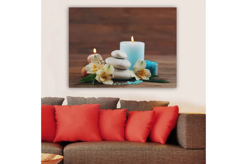 Lerretsbilde 70x100 cm - Rolig komposisjon av steiner, blomster og stearinlys som skaper en avslappende atmosfære - Lys blå / Hvit / Grønn - Innredning - Bilder & kunst - Lerretsbilder