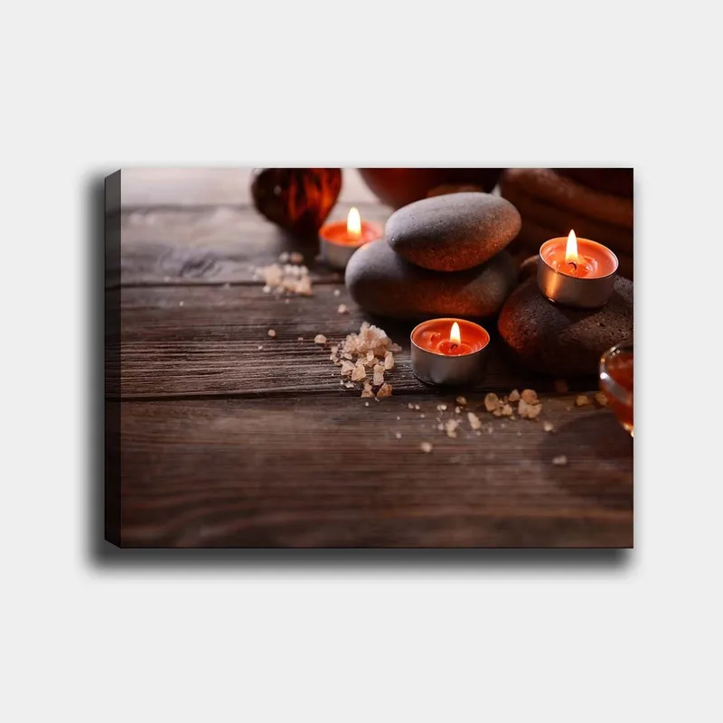 Lerretsbilde 70x100 cm - Rolig komposisjon av steiner og tente lys som skaper en avslappende atmosfære - Grå / Oransje / Brun - Innredning - Bilder & kunst - Lerretsbilder